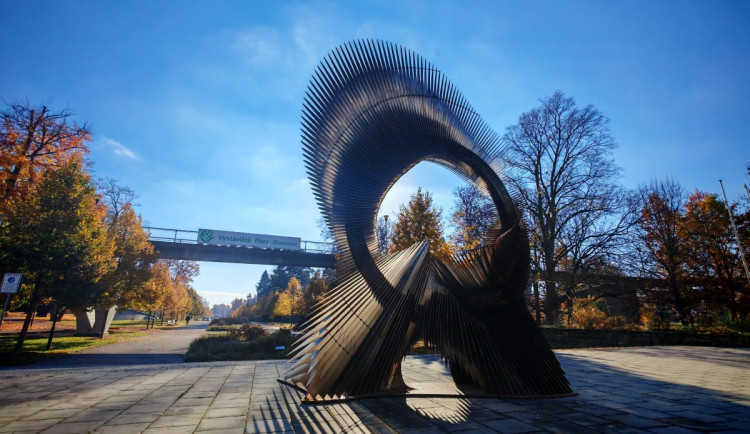 Jedinečné kovové sochy ozvláštnily ulice Olomouce. Budí obdiv i kritiku