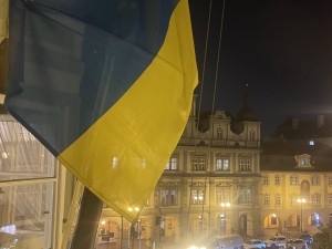 Okamura sundal vlajku Ukrajiny z budovy Sněmovny, Piráti, ODS i STAN už vyvěsili svoje