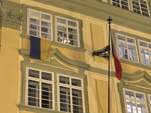 Okamura sundal vlajku Ukrajiny z budovy Sněmovny, Piráti, ODS i STAN už vyvěsili svoje