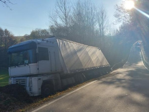 Řidič kamionu s blokovaným řidičákem naboural, když se vyhýbal autu v protisměru