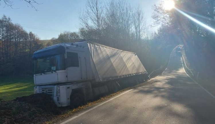 Řidič kamionu s blokovaným řidičákem naboural, když se vyhýbal autu v protisměru. Foto: Se svolením Policie ČR