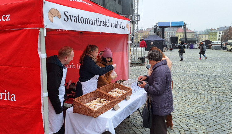 Makové, nebo ořechové? Na náměstí v Jihlavě zavoní svatomartinské rohlíčky
