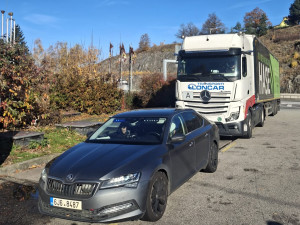 FOTO: Policisté na dálnici sledovali řidiče kamionů, zastavili i ženu pod vlivem drog