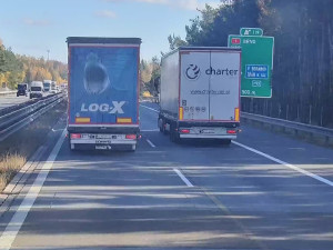 Policisté na dálnici sledovali řidiče kamionů, zastavili i ženu bez pod vlivem drog
