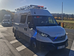 Policisté na dálnici sledovali řidiče kamionů, zastavili i ženu bez pod vlivem drog