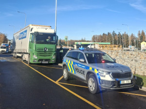 Policisté na dálnici sledovali řidiče kamionů, zastavili i ženu bez pod vlivem drog