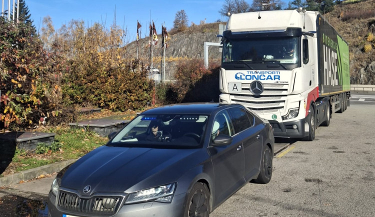 Policisté na dálnici sledovali řidiče kamionů, zastavili i ženu bez pod vlivem drog