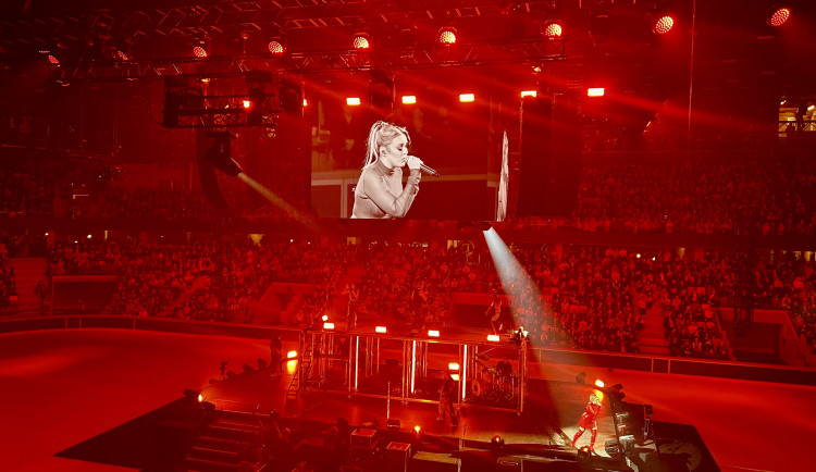 VIDEO: Jihlavo, gratuluji ke krásnému novému místu, řekla Ewa Farna Horácké aréně
