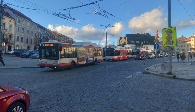 Pozor v centru Jihlavy. Masarykovo náměstí od dnešního dne zase není průjezdné