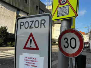 Pozor v centru Jihlavy. Masarykovo náměstí od dnešního dne zase není průjezdné