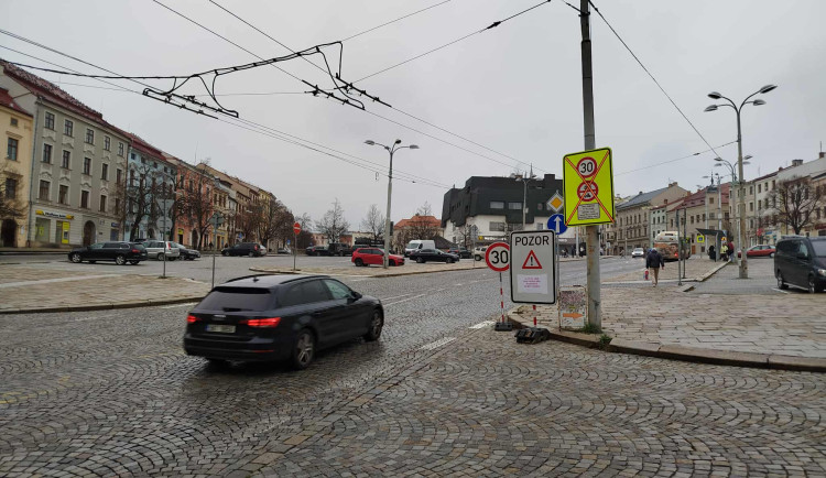 Pozor v centru Jihlavy. Masarykovo náměstí nemá být od dnešního dne zase průjezdné