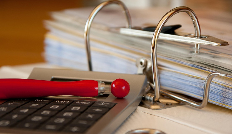 Ministerstvo tají informace o dozoru nad znalci, kritizuje zástupce ombudsmana