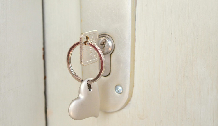 Na Lesné šlo o minuty. Strážníci zachránili nemocnou seniorku ze zamčeného bytu