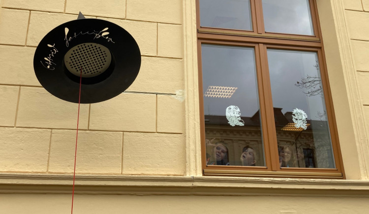 Liberec má mluvící Magický klobouk. Připomenout má autora Malé čarodějnice