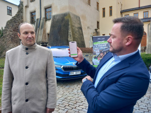 VIDEO: Půjčit si v Jihlavě sdílené auto je jednoduché a za parkování se neplatí