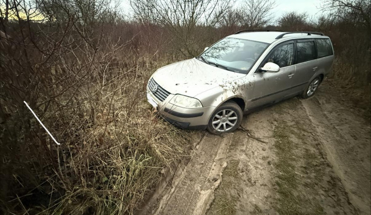 Uzavírka Fryčajovy komplikuje dopravu, řidiči spoléhající na navigaci uvázli v bahně