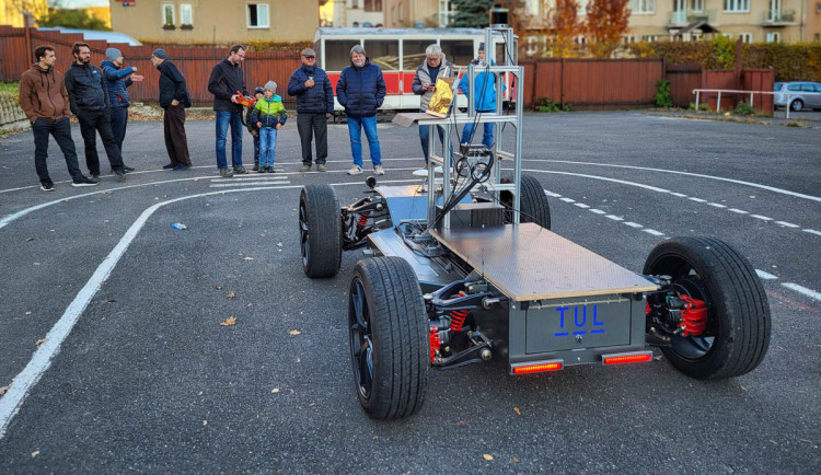 Robotické vozítko z univerzity na dnech AI zaujalo, chtějí ho firmy i města