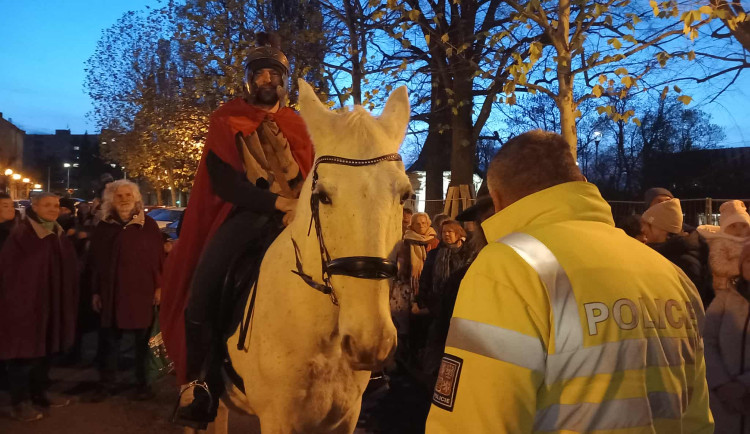 FOTO: Sledujeme příjezd svatého Martina do Jihlavy. Přilákal tisíce lidí