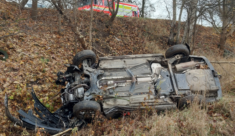 U Telče havaroval řidič pod vlivem alkoholu. Na místě přišel o řidičák. Foto: Se svolením Policie ČR