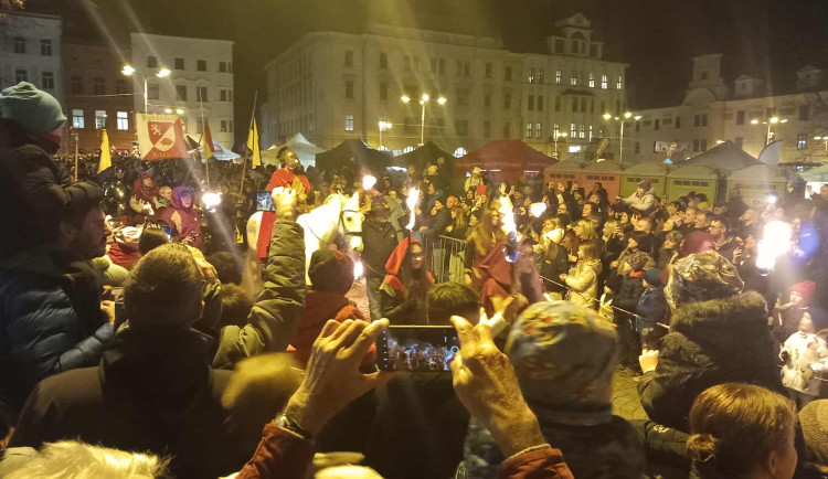 FOTO: Sledujeme příjezd svatého Martina do Jihlavy. Přilákal tisíce lidí