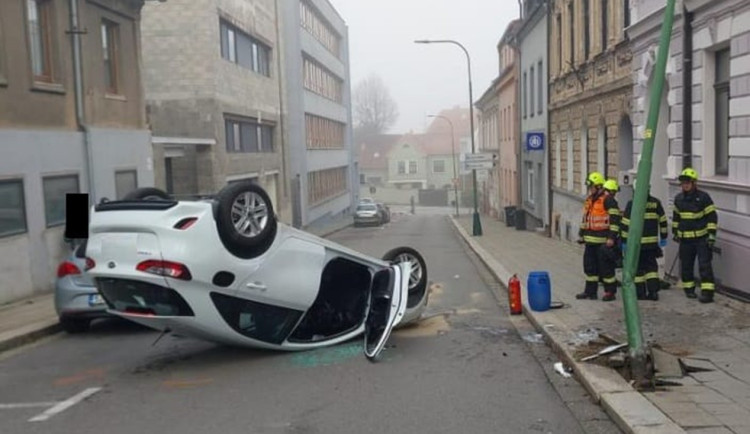 V centru Třebíče ráno skončilo auto na střeše, řidič i jeho spolujezdec se zranili. Foto: Se svolením Policie ČR