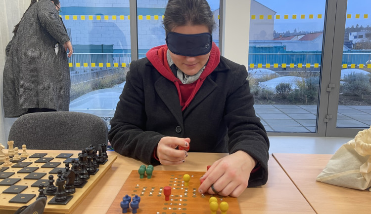 Nevidomí a jejich překážky. Lidé si v Brně mohli vyzkoušet život ve tmě