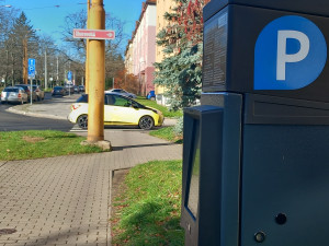 Parkování v Jihlavě XXI: Ve Vrchlického už se opět dá zaparkovat. Díky modrým zónám