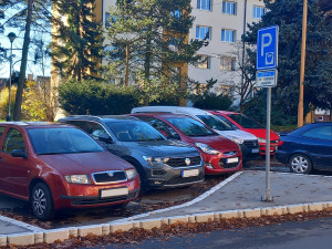 Parkování v Jihlavě XXI: Ve Vrchlického už se opět dá zaparkovat. Díky modrým zónám