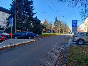 Parkování v Jihlavě XXI: Ve Vrchlického už se opět dá zaparkovat. Díky modrým zónám