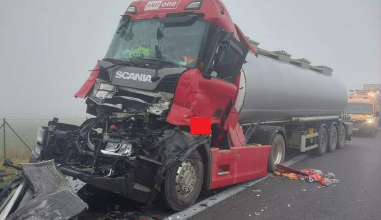 Dálnice na Brno byla po nehodě dvou kamionů neprůjezdná. Policie varuje před mlhou