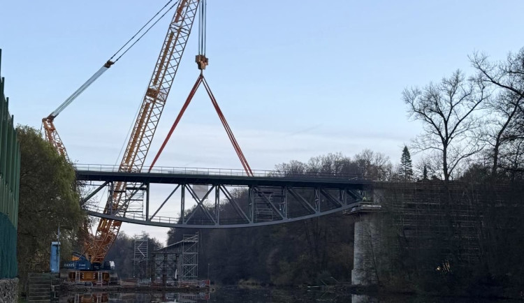 V Táboře použili těžkou techniku. Instalaci mostu zvládl jeřáb s nosností 200 tun