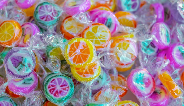 Muž chtěl nakrást sladkosti. Vylomil při tom dveře obchodu