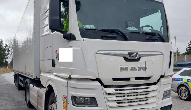 VIDEO: Cizinec na dálnici naboural a málem převrátil kamion, měl přes jednu promile. Foto: Se svolením Policie ČR