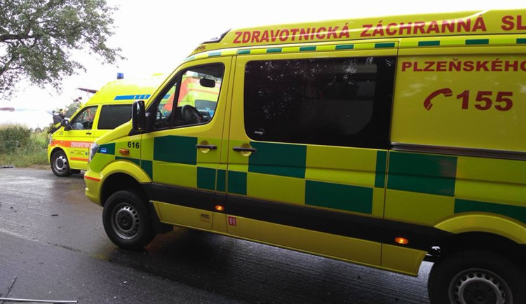 Osobák vyletěl ze silnice a začal hořet. Jeden mladík nepřežil, druhý bojuje o život