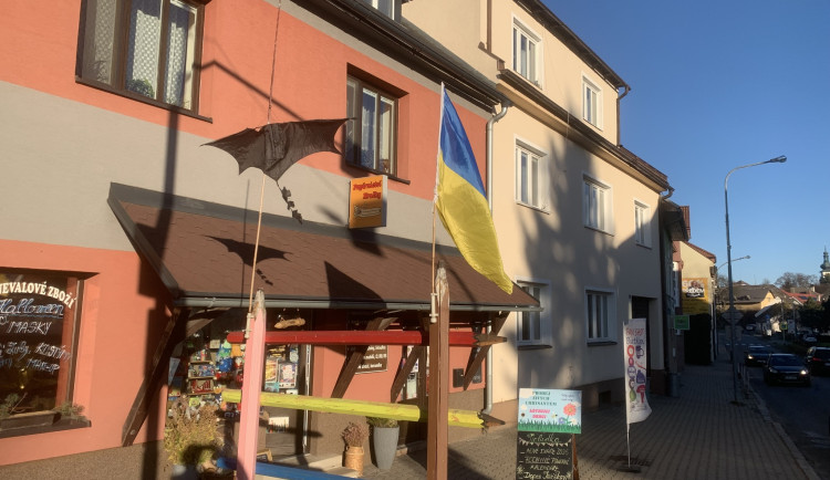 Ukrajinská vlajka u novoměstského obchodu vyvolává na sociálních sítích velké emoce. Foto: Papír-hračky NMNM