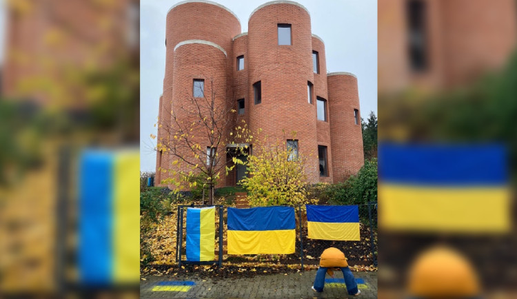 Na plot u domu Okamury vyvěsili ukrajinské vlajky, čin řeší policie