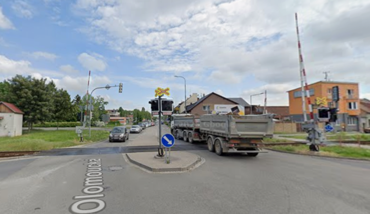 Dopravní trápení v Prostějově. Oprava železničního přejezdu zavře výpadovku na Olomouc