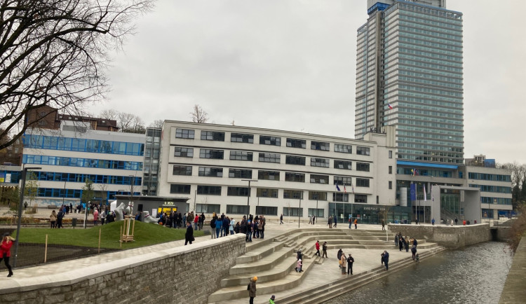 Přístup k Nise, park, kiosek, sochy i dětská zóna. Liberecký kraj otevřel náplavku