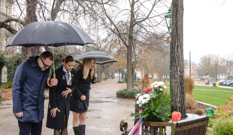 Den boje za svobodu a demokracii uctili Plzeňané hlavně u lavičky Václava Havla