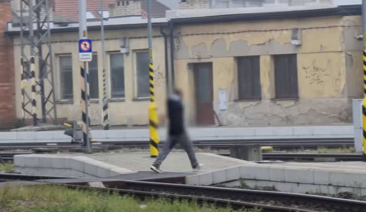 Policisté na jihu Moravy řešili nebezpečné přecházení kolejí. Padlo 52 pokut