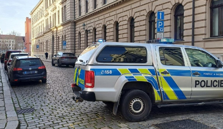 Mladá žena chtěla zabránit odsouzení přítele a nahlásila bombu v budově soudu