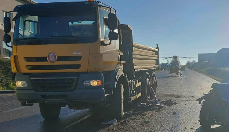 U nehody ve Velkém Meziříčí zasahovaly dva vrtulníky. Řidič auta přesto zemřel. Foto: Se svolením Policie ČR