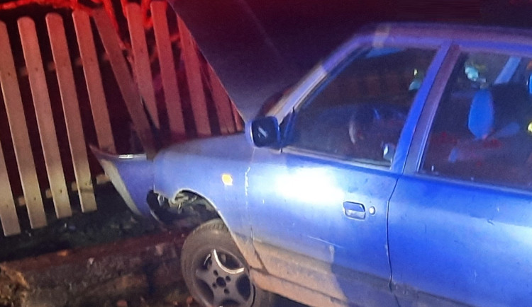 Mladý řidič narazil do jiného auta, zastavil ho až plot. Měl přes dvě promile. Foto: Se svolením Policie ČR