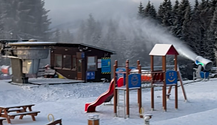 VIDEO: Areály v Jeseníkách už začaly zasněžovat. Paprsek nabídne online prodej skipasů