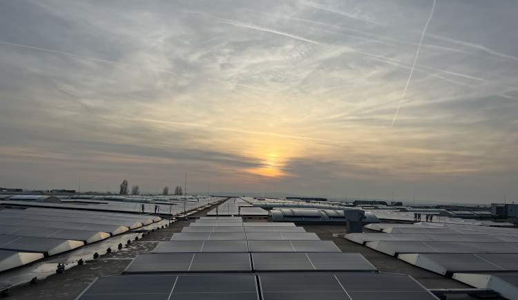 VIDEO: Na průmyslových halách v Brně a Blučině vyrostly obří solární elektrárny