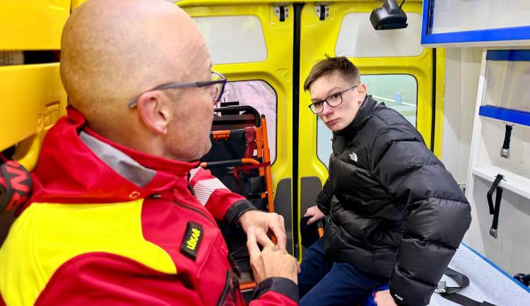 Patnáctiletého chlapce zasáhl v Opavě blesk, nyní přišel poděkovat záchranářům