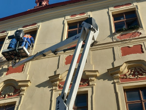 FOTO: Na náměstí v Jihlavě je vánoční strom, svítící ježci na lampách zatím chybí