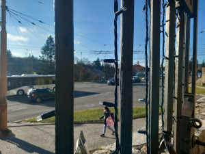 FOTO: Na náměstí v Jihlavě je vánoční strom, svítící ježci na lampách zatím chybí