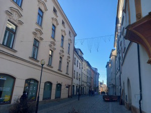 FOTO: Na náměstí v Jihlavě je vánoční strom, svítící ježci na lampách zatím chybí