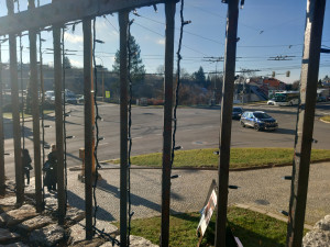 FOTO: Na náměstí v Jihlavě je vánoční strom, svítící ježci na lampách zatím chybí